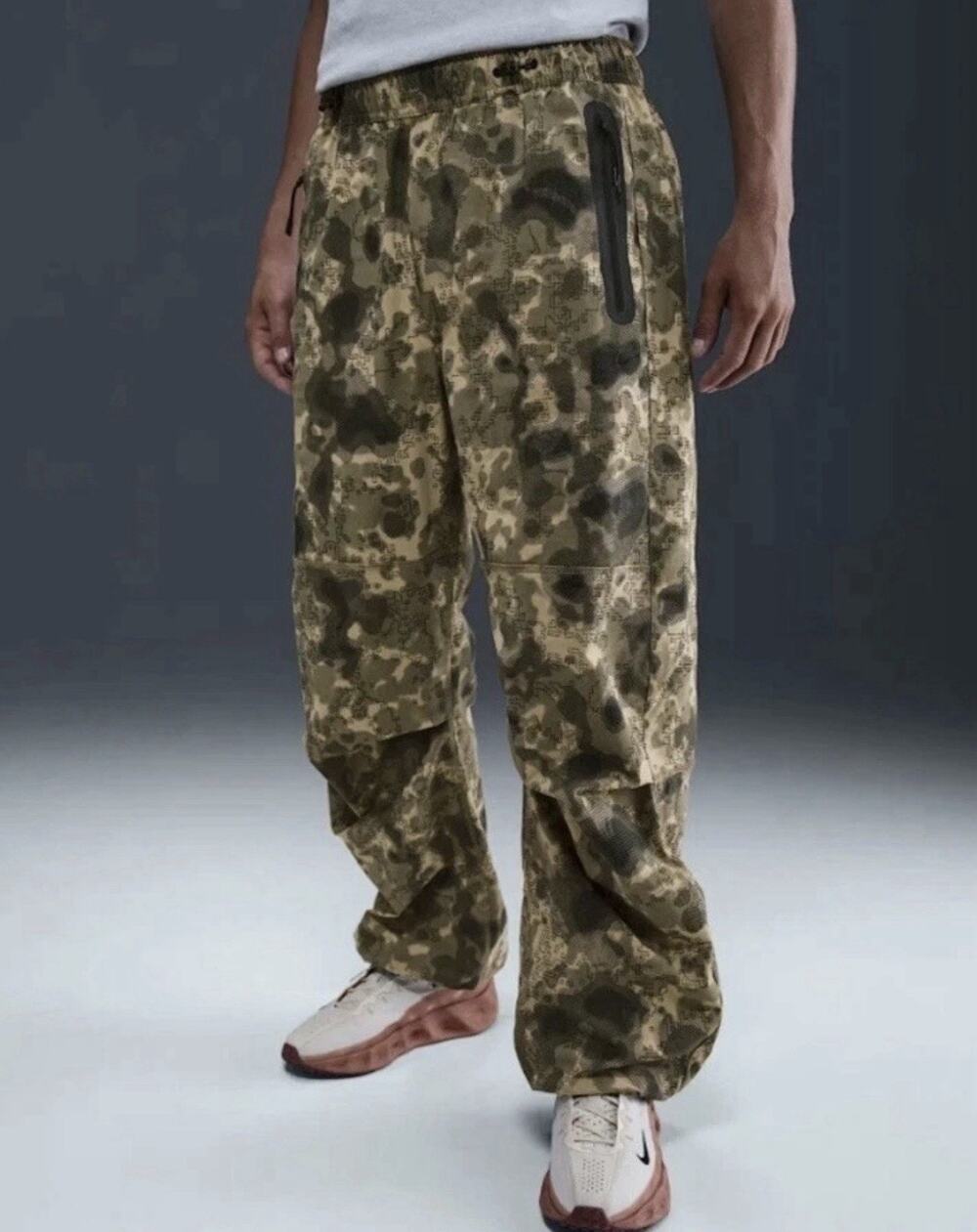 Nike Sportswear Tech Woven Camo Oversized Straight Leg Pants Medium HV0972 NWT